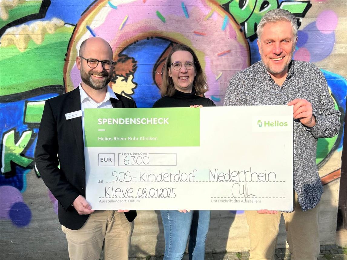 Klinikgeschäftsführer Birger Meßthaler, SOS-Kinderdorf Pressesprecherin Katrin Wißen und Einrichtungsleiter Peter Schönrock (v.l.) bei der Spendenübergabe. Foto: Helios