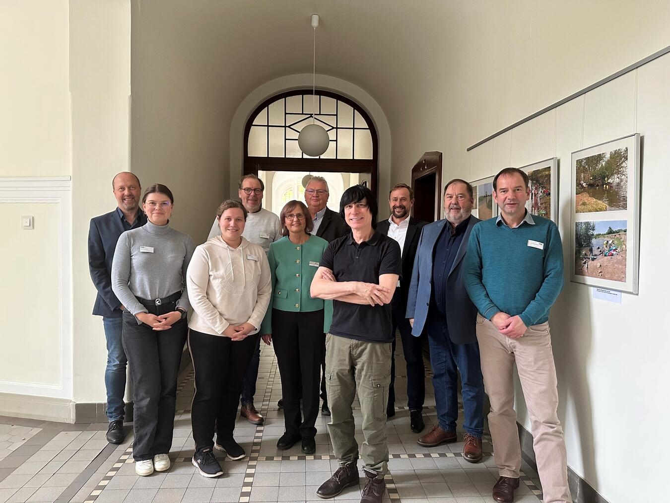 Klinikvorstand, Mitarbeiter des Qualitätsmanagements und die Visitatoren freuen sich über das Ergebnis. Foto: LVR-Klinik Bedburg-Hau