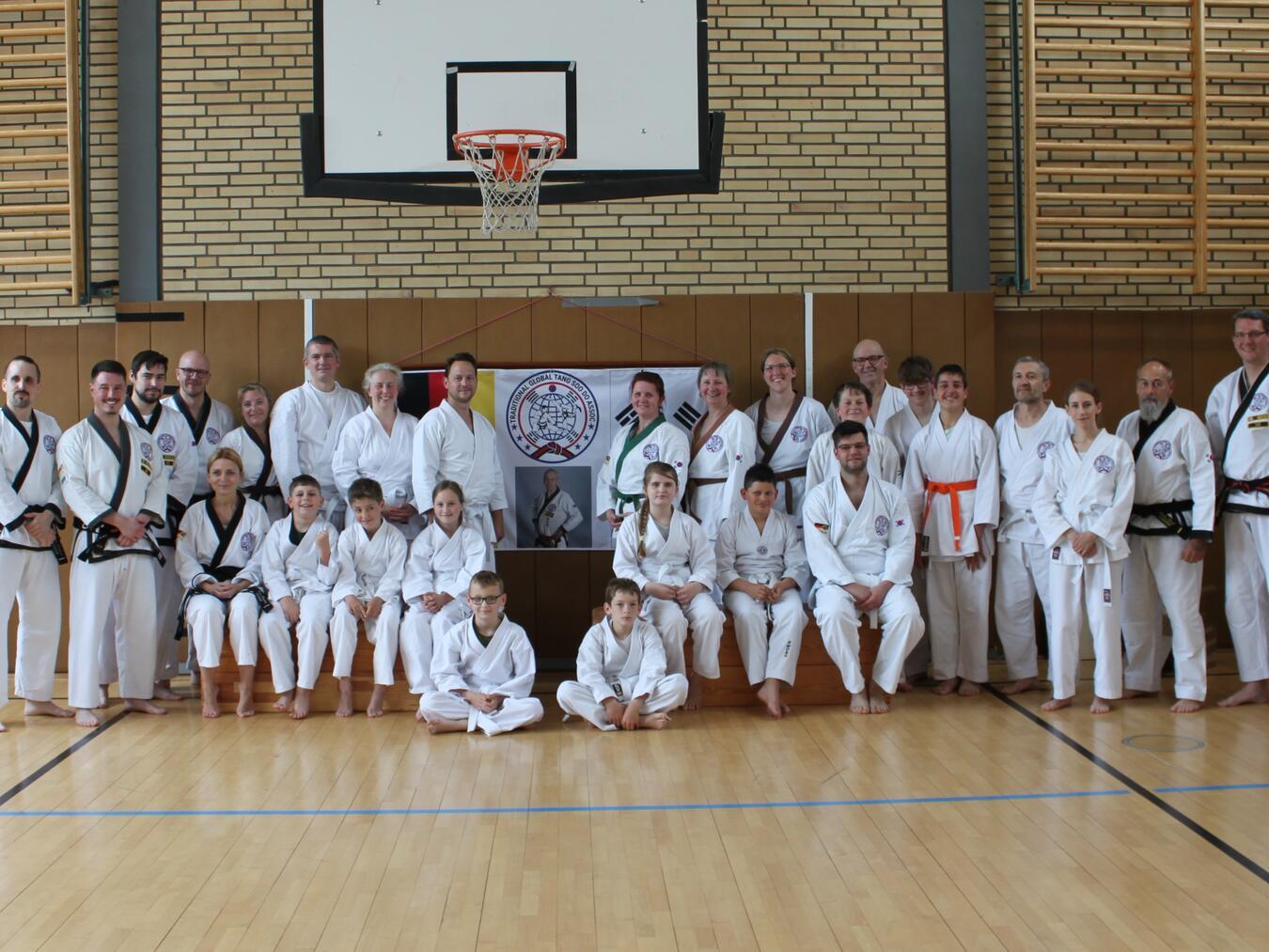 Knapp 20 Schülerinnen und Schüler des Tang Soo Do legten Mitte Juni in der Turnhalle an der Bönninghardt-Schule ihre Prüfung ab, um die nächste Farbgurtstufe zu erreichen. Foto: Tang Soo Do Issum