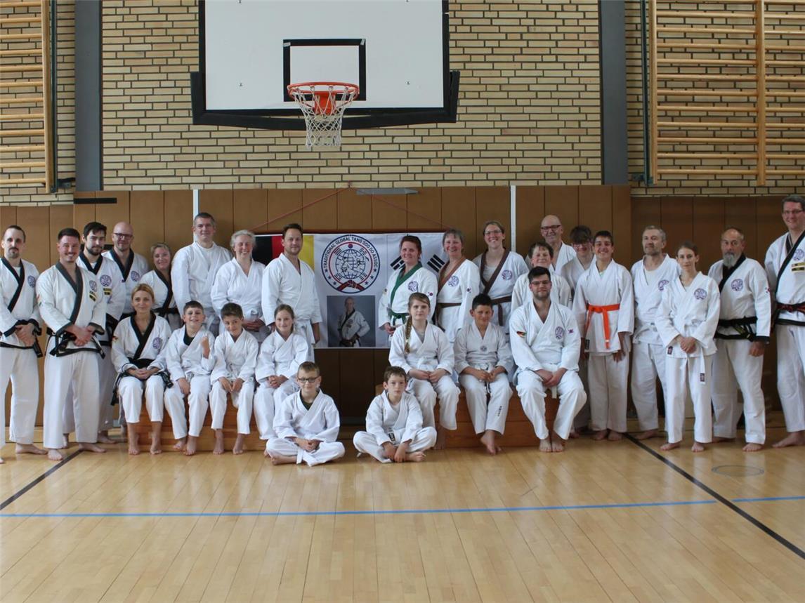 Knapp 20 Schülerinnen und Schüler des Tang Soo Do legten Mitte Juni in der Turnhalle an der Bönninghardt-Schule ihre Prüfung ab, um die nächste Farbgurtstufe zu erreichen. Foto: Tang Soo Do Issum