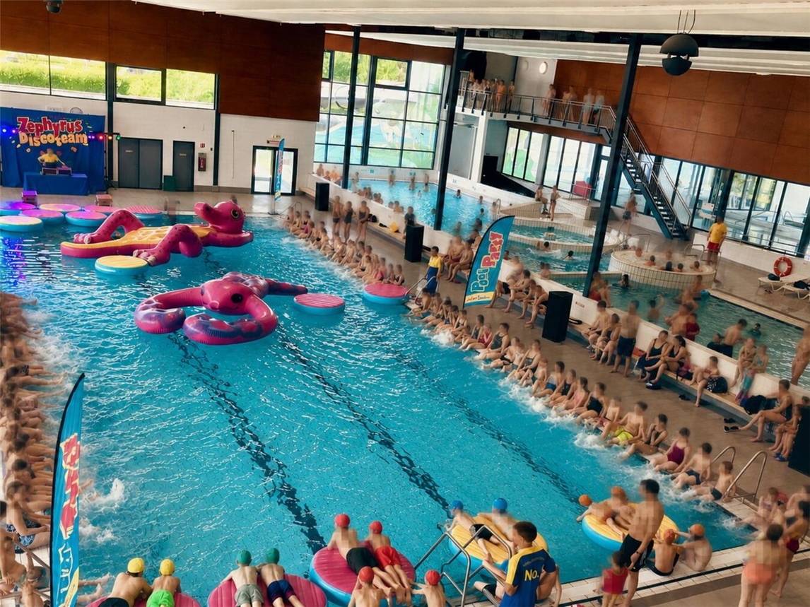 "Poolparty mit 400 Gästen feiert 20 Jahre Fitnessbad Wasserstraelen, mit Musik und Spielen"