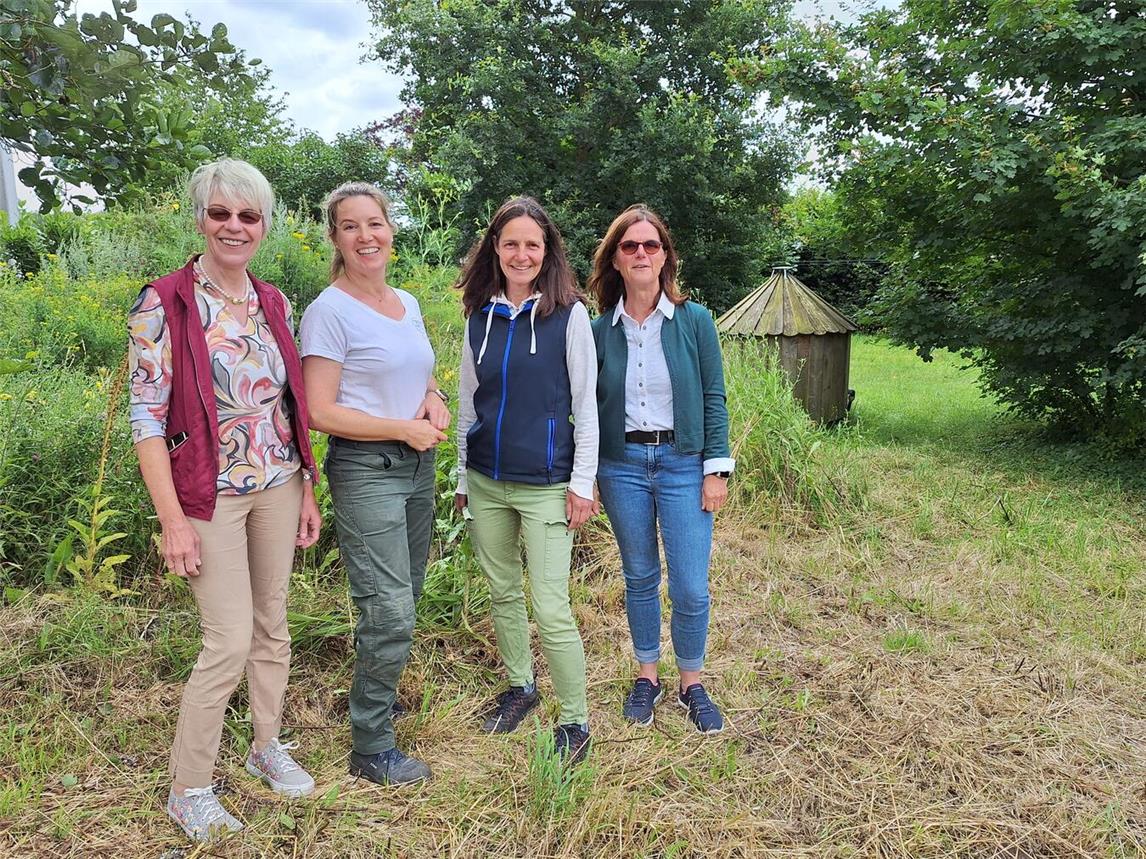 Kneipp-Vorsitzende Liss Steeger, 800. Kneipp-Mitglied, Bauernhoferlebnispädagogin Stefanie van Look, Kneipp-Gesundheitstrainerin Claudia Thiel, und Kneipp-Geschäftsstellenleiterin Vera Korsten-Rodenbröker am Worldhouse beim Kleinprojekt-Garten in Wetten (v.l.n.r.).Foto: privat