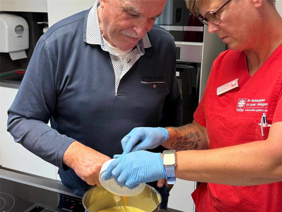 „Kochbuch der Erinnerungen“ – spannendes Projekt der Tagespflege Uedem. Foto: Caritasverband Geldern-Kevelaer