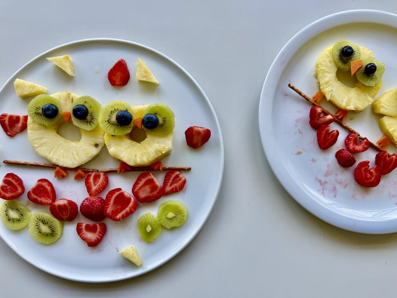 "Kinder kochen und backen mit Obstschnitzen, fröhliche Küchenaktivitäten"