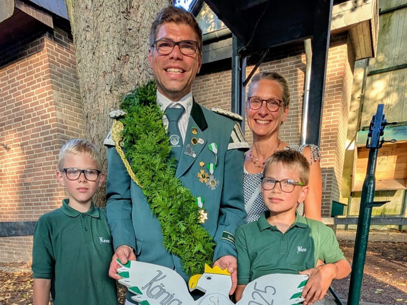 König Christoph Stevens mit seiner Familie. Foto: privat