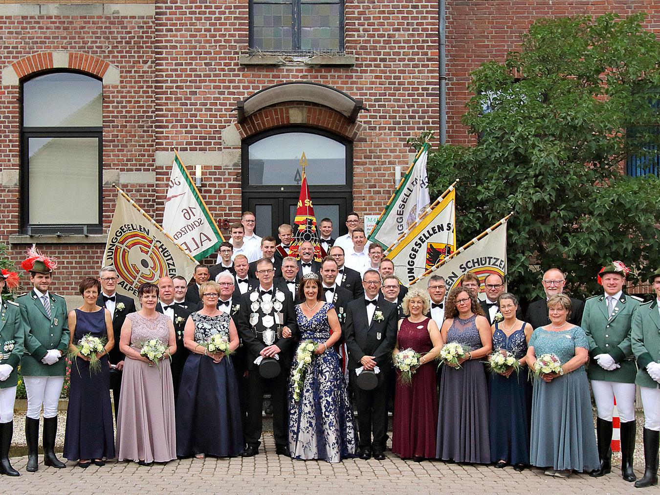 König Günter Peschges regierte mit Königin Claudia und seinem Thron fast 1100 Tage lang– es ist die längste Amtszeit eines Königs seit 1949. NN-Foto (Archiv): Theo Leie