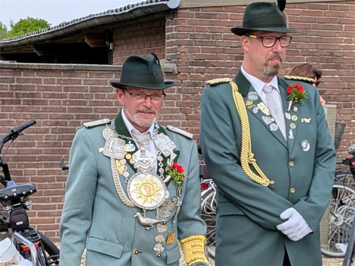 "König Guido Langenhuizen mit Adjutant Theo Verbeek bei feierlichem Anlass, Männer in festlicher Kleidung"