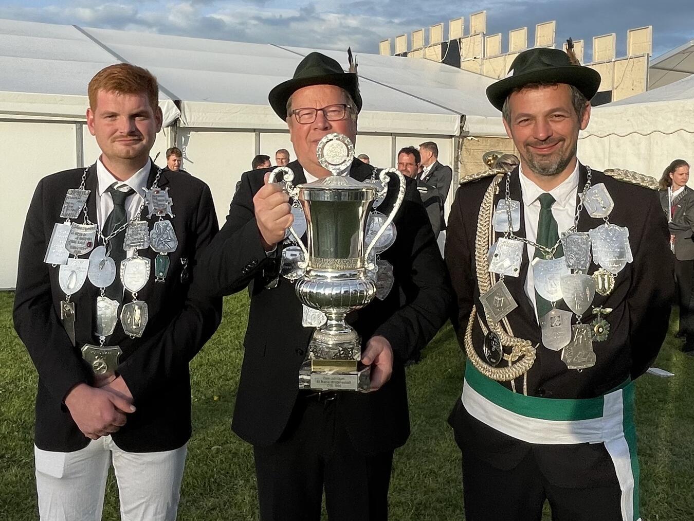 König Heinz-Josef van Baal mit seinen Ministern Jürgen Ingenbleek (r.) und Florian Otten (l.). Foto: privat