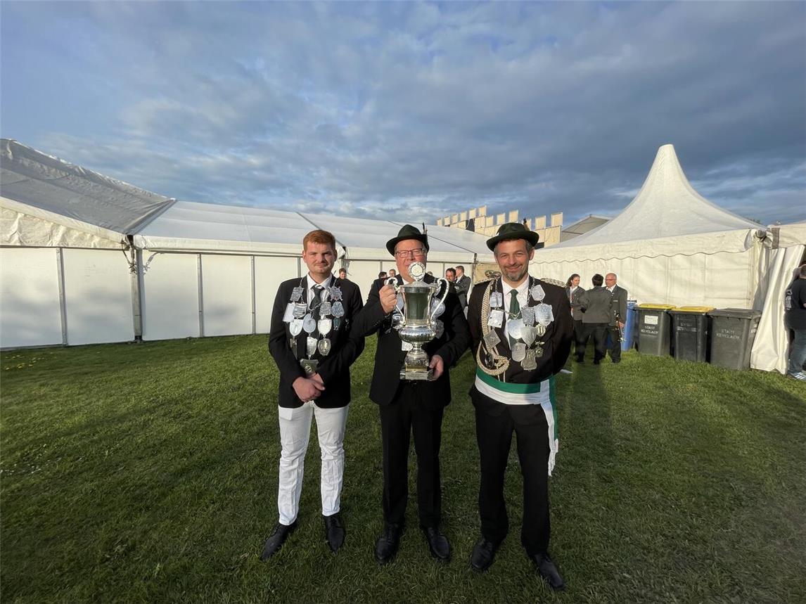 König Heinz-Josef van Baal mit seinen Ministern Jürgen Ingenbleek (r.) und Florian Otten (l.). Foto: privat