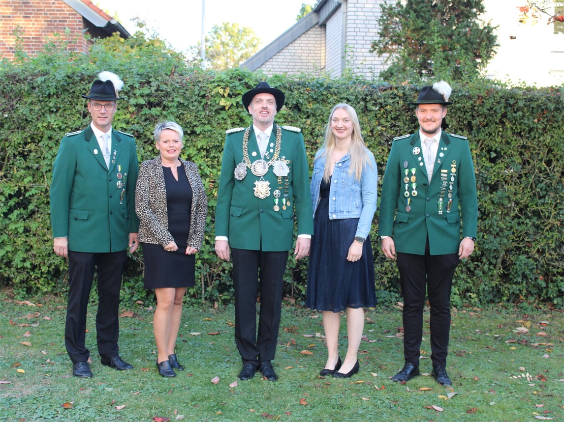 "König Jochen Schouten mit Adjutanten, festliche Kleidung, Gruppenfoto"
