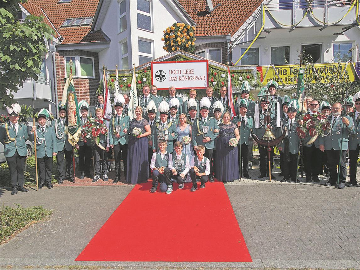 König Joshua Jäschke und Königin Anabel Jäschke mit dem Thron der Issumer Bruderschaften. NN-Foto: Theo Leie