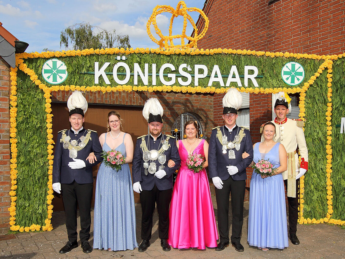 Schützenfest in Hartefeld König Lucas van Stephoudt mit seiner Königin Michelle sowie seine Minister Simon Schmaelen mit Julia und Fabian Clancett mit Fabienne Barthel. NN-Foto: Theo Leie