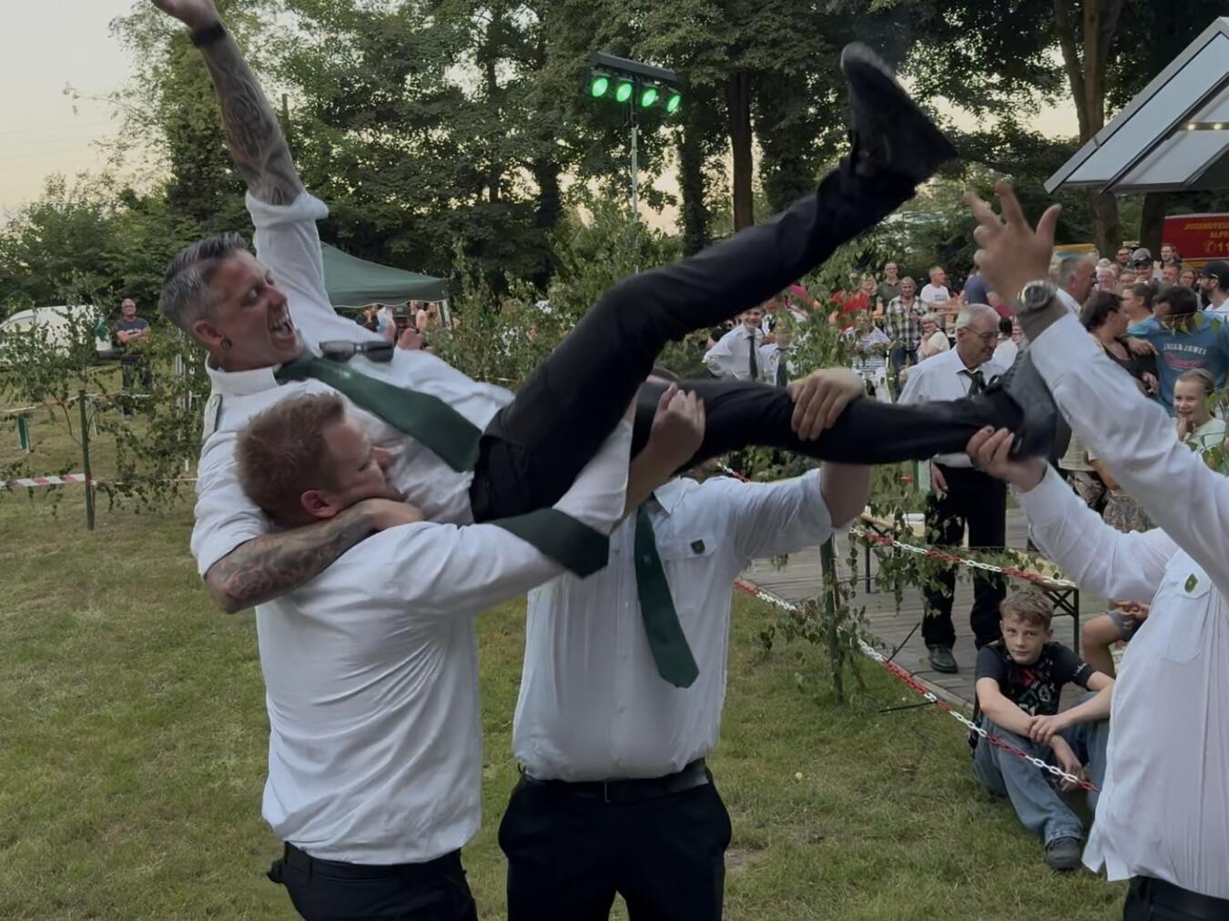 König Lutz van Loon wird von seinen Schützenbrüdern gefeiert.Foto: Bürgerschützen