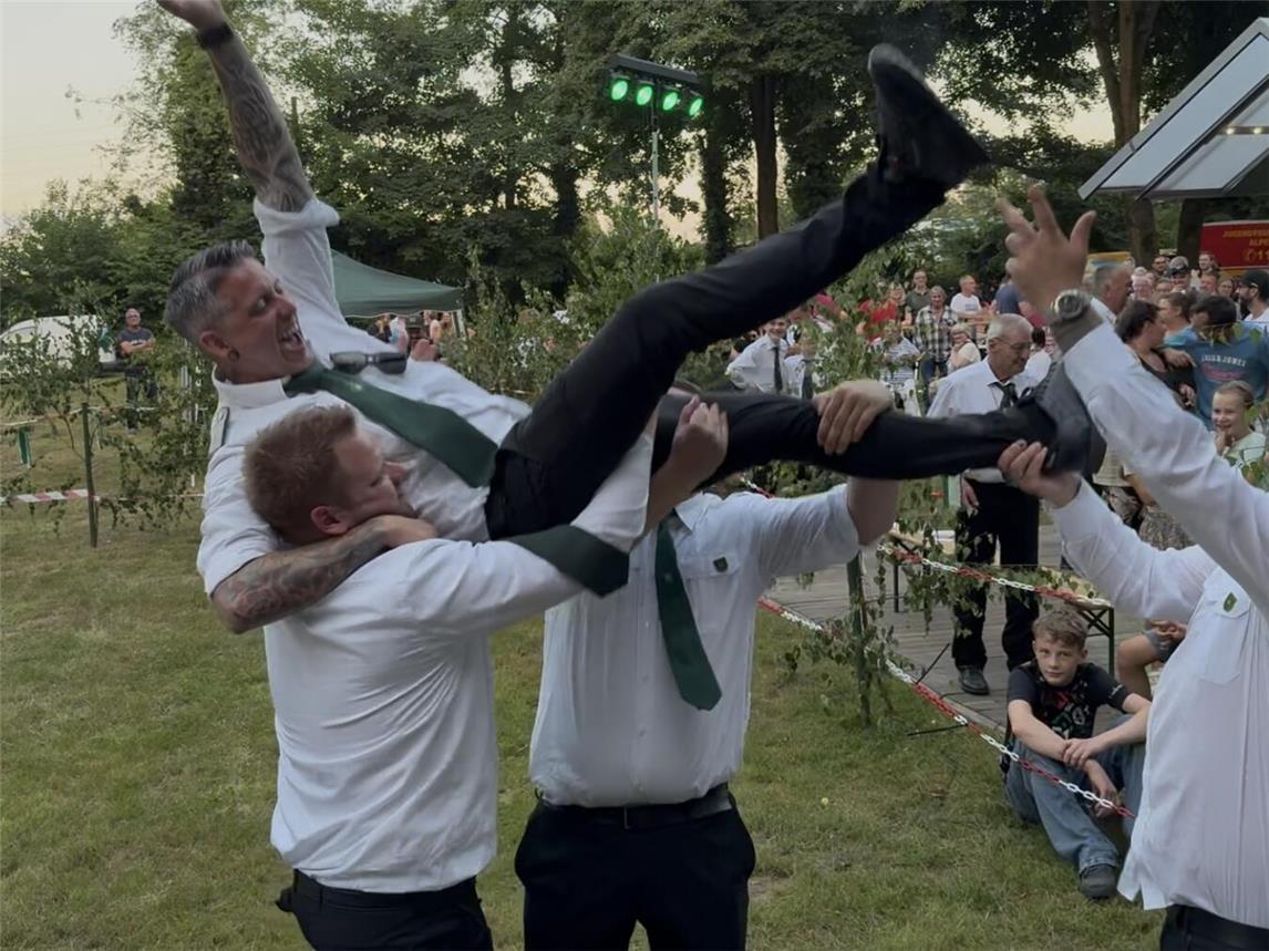 König Lutz van Loon wird von seinen Schützenbrüdern gefeiert.Foto: Bürgerschützen