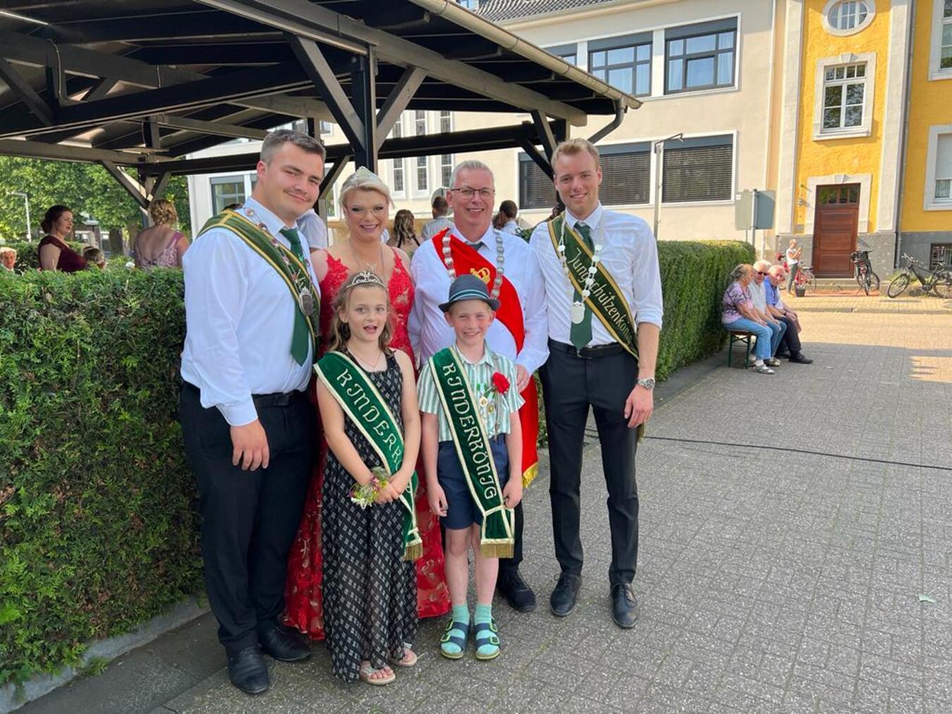König Marco Koep mit Königin Melanie Berendsen, Vize-König Mario Wnyhoven, Jungschützenkönig Sven Ziegler, Kinderkönig Anton Ditters und Kinderkönigin Paulina Schüppel. Foto: privat