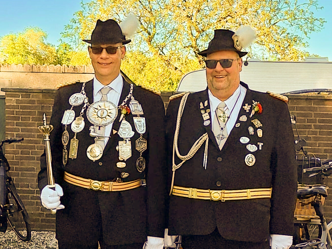 "König Martin Kisters mit Bruder Jürgen, Adjutant, bei feierlichem Anlass"