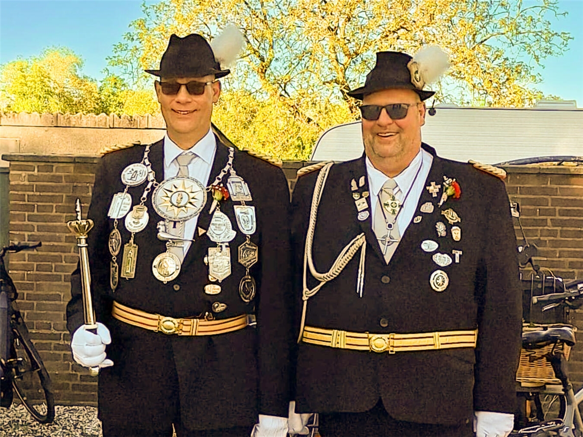 "König Martin Kisters mit Bruder Jürgen, Adjutant, bei feierlichem Anlass"
