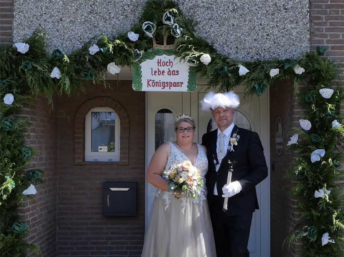 König Michael Verweyen und seine Angela sind für ein Jahr die neuen Regenten bei den Kranenburger Schützen. Foto: privat.