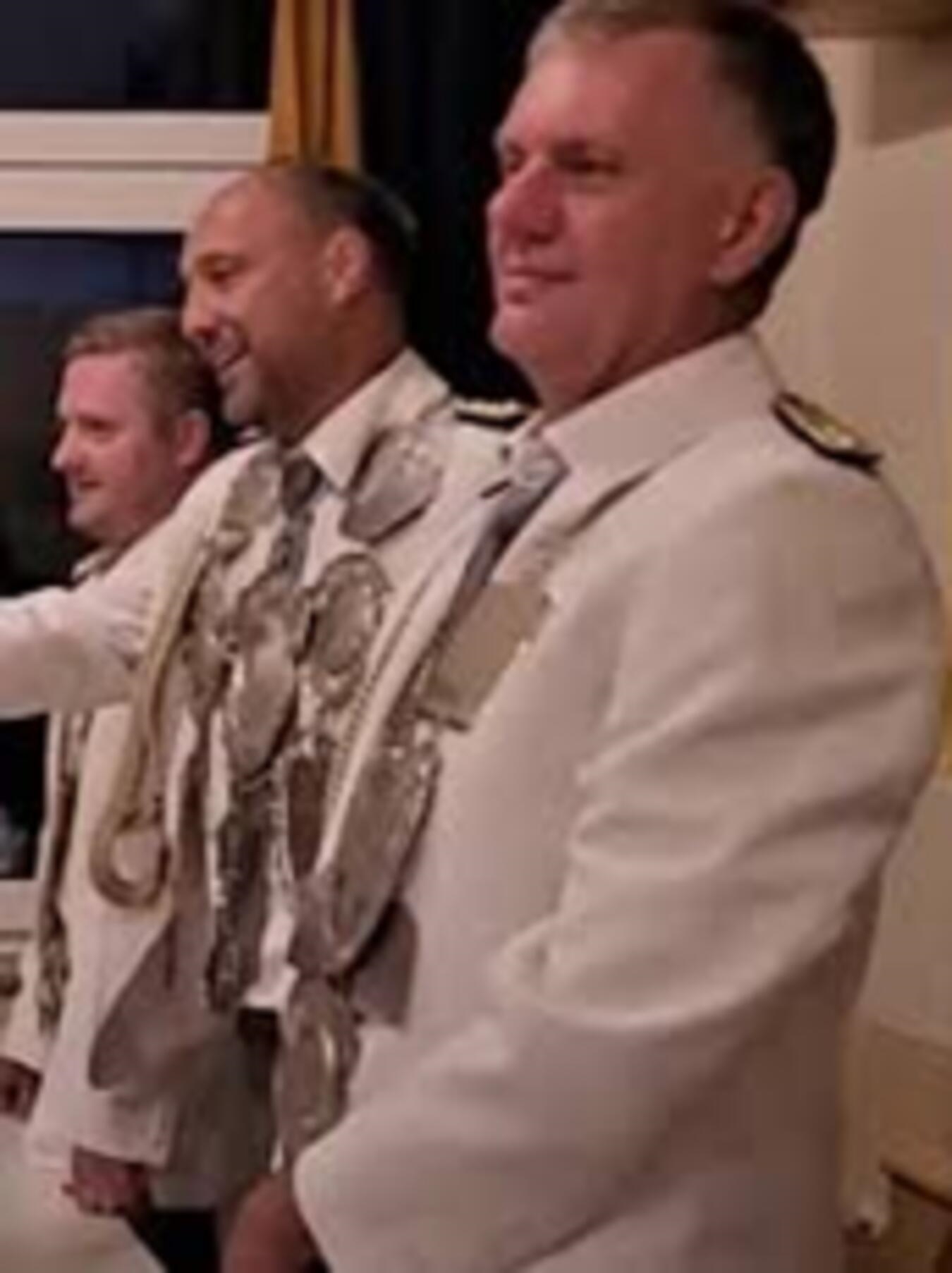 "König Oliver Ripkens mit Ministern Christian Schoelen und Manuel Bonnes, Gruppenfoto, feierlich, privat"