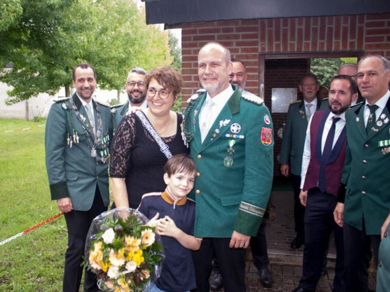 Nach einem „fantastischen Jahr“: Schützen in Elten suchen neuen König "König Sören Fork mit Familie beim Königsschuss, Feier, Tradition"