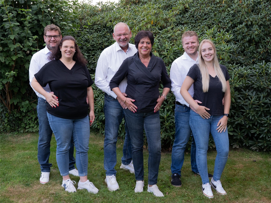 König Uli Neubert mit seiner Königin Birgitt Leukers (M.) und den Ministerpaaren Andreas Weckopp mit seiner Frau Lara (r.) und Heiko Naß mit Hofdame Anna Voß (l.). Fotos: Vanessa Trienekens Fotografie