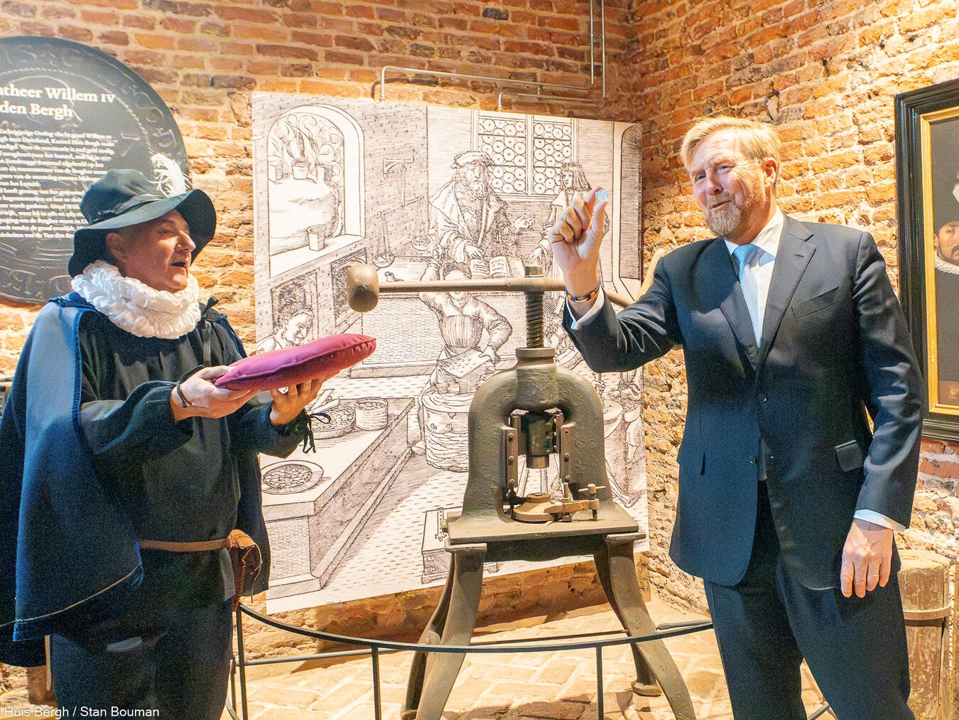 "König Willem-Alexander prägt symbolisch eine speziell entworfene Münze, Niederlande, numismatische Feier"