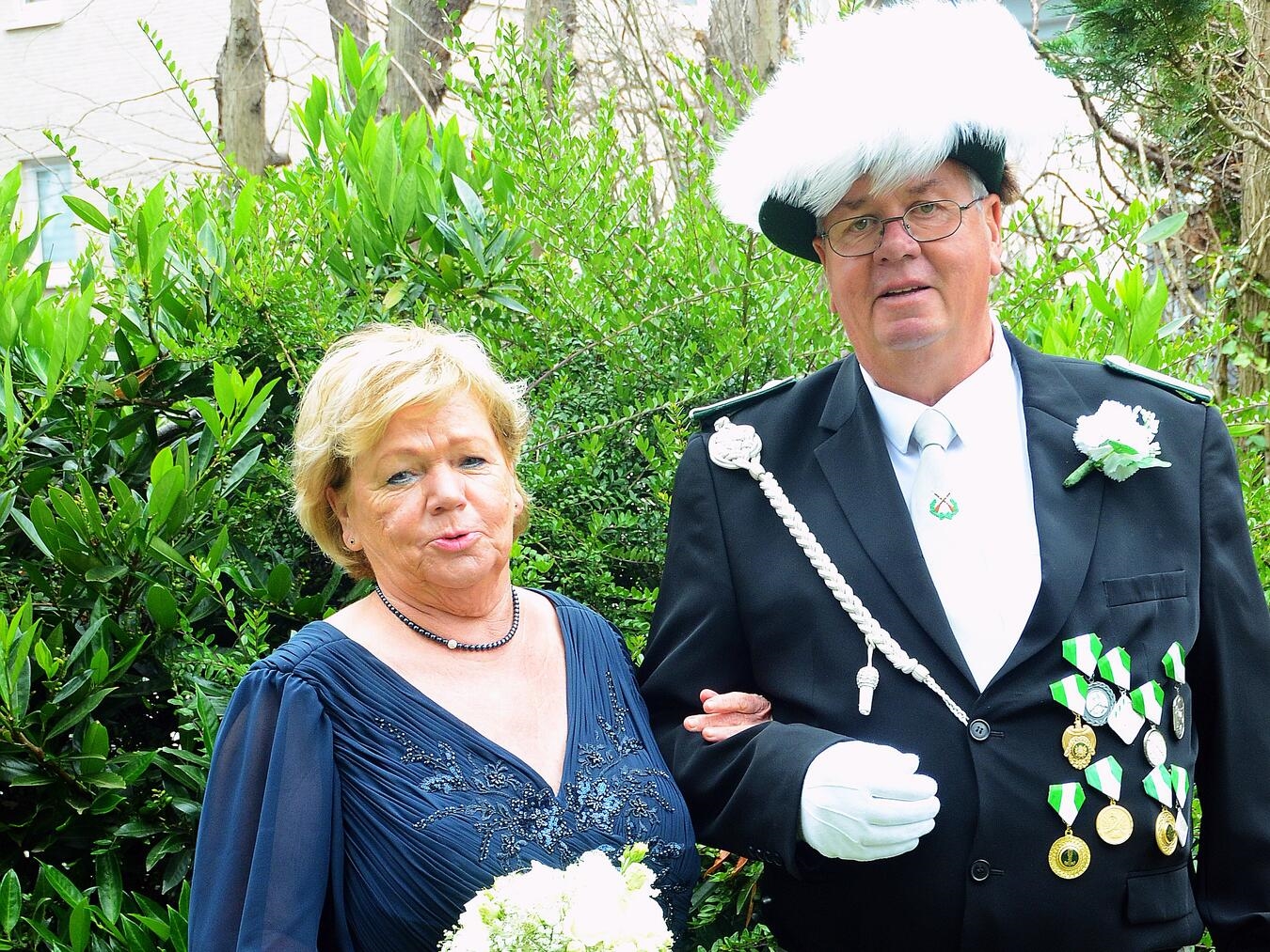 In Kellen wird wieder gefeiert "König Willi Lenders und Königin Edith, Bürgerschützenpaar 1952, feierlich gekleidet"