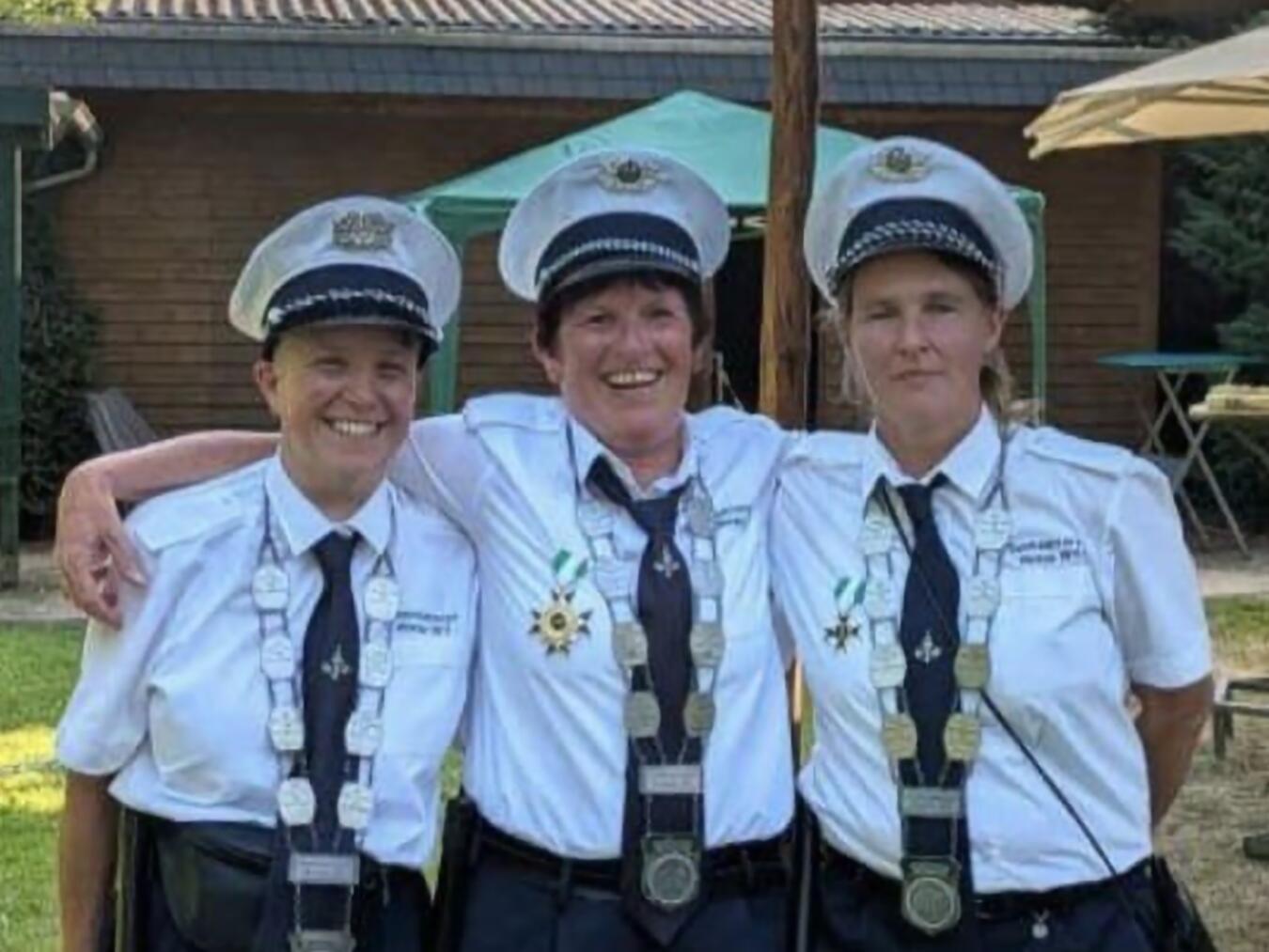 Königin Claudia Neumann mit ihren Ministerinnen Claudia Elke Göddner und Kathryn Lux.Foto: privat