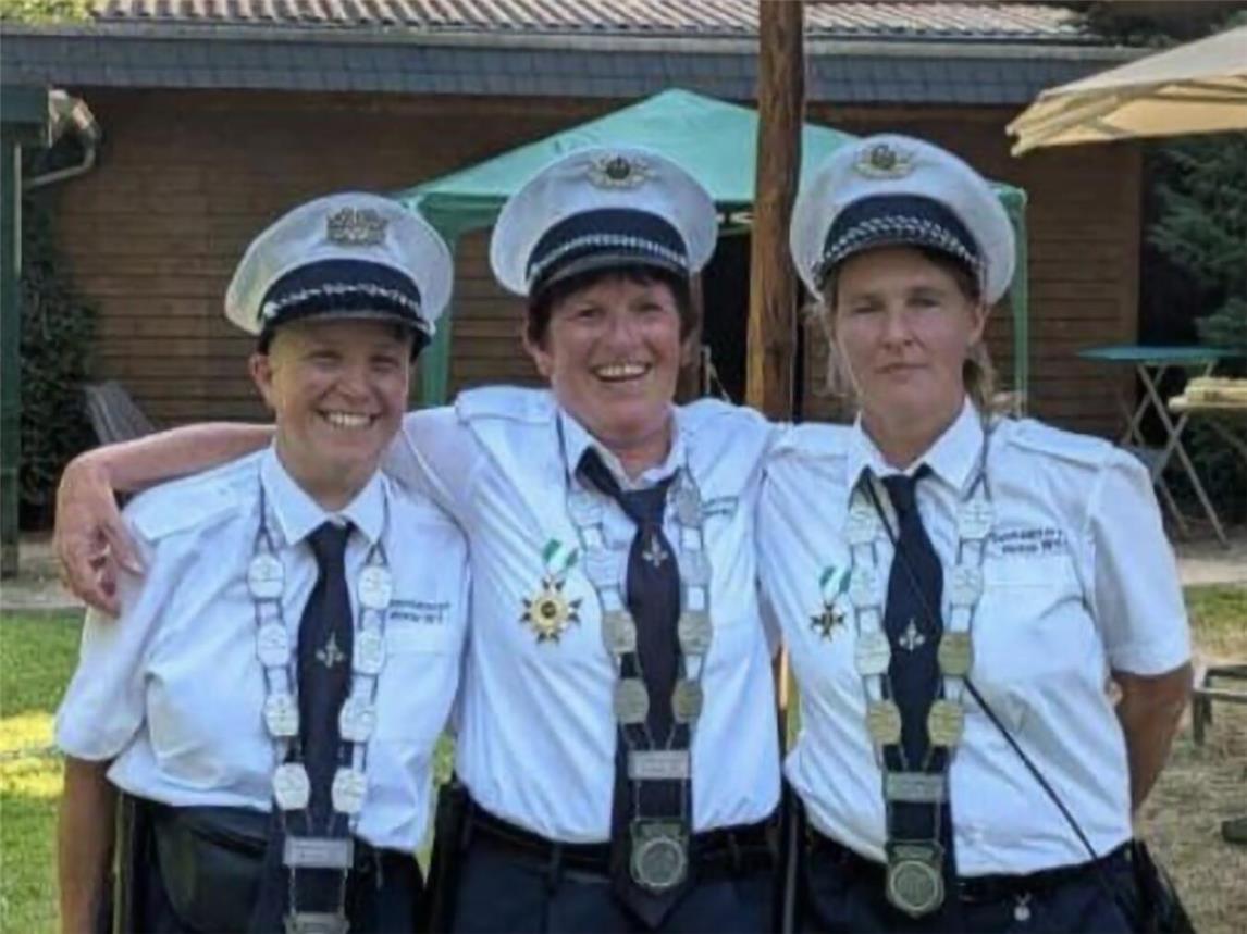 Königin Claudia Neumann mit ihren Ministerinnen Claudia Elke Göddner und Kathryn Lux.Foto: privat