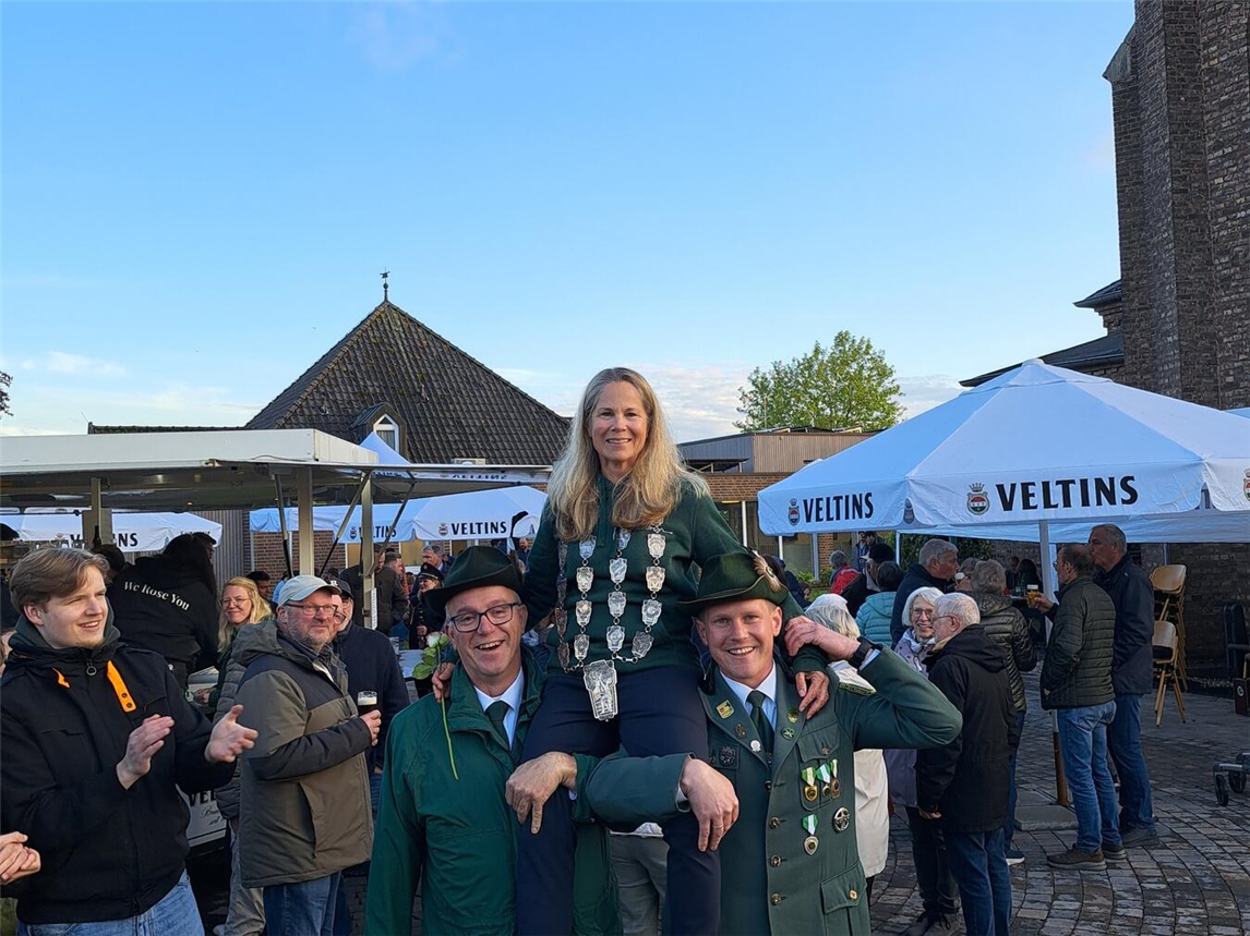 "Königin Tatiana I. in Festzelt-Proklamation am 13. Juli"