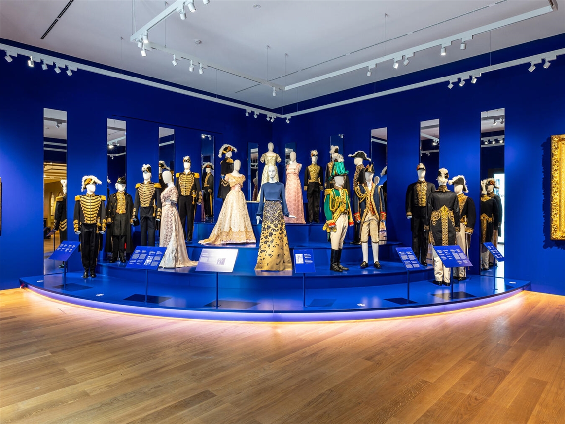 Königliche Gewänder zeigt die Ausstellung „Dresscodes“ im Palais Het Loo Apeldoorn. Foto: Palais Het Loo