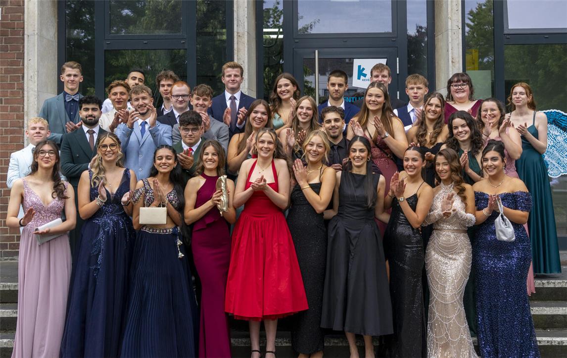 Können stolz auf sich und ihre Leistungen sein: Die neuen Abiturienten der Gesamtschule Kevelaer. NN-Foto: Gerhard Seybert