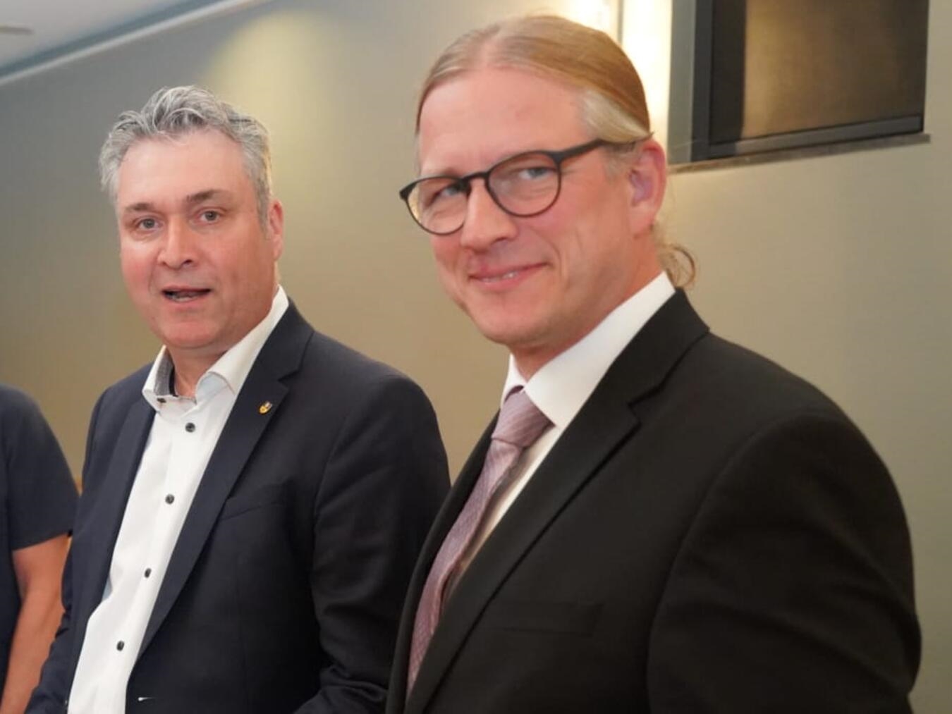 Kollegiales Verhältnis in Kevelaer: der wiedergewählte Dr. Dominik Pichler (r.) mit Kontrahent Mario Maaßen. NN-Foto: G. Seybert