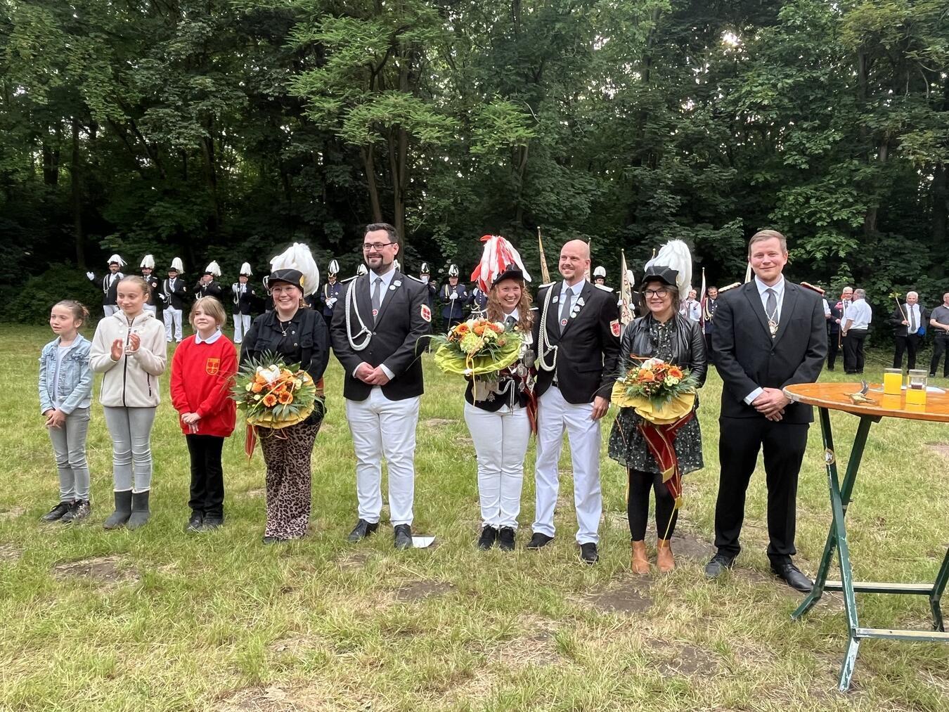 Komplett in Frauenhand präsentiert sich der diesjährige Thron in Sevelen: (v.l.n.r.) Elisa Diepers, Kinderkönigin Paulina Diepers, Sarah Hendricks, Pia Heister mit Ehemann Andreas, Lisa Schwevers mit Ehemann Jens und Nadine Kohse mit Ehemann Fabian.Foto: privat