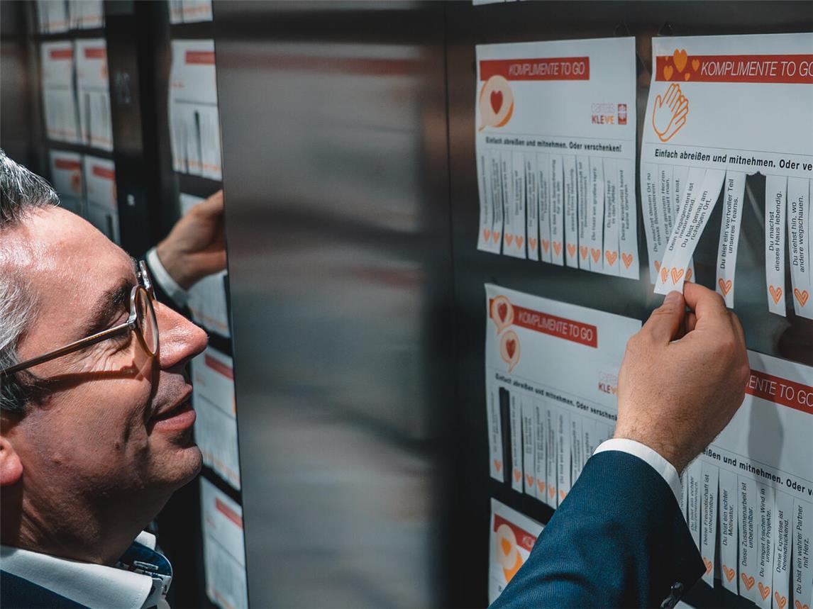 Komplimente to go: „Der Caritasverband Kleve leistet mit seiner täglichen Arbeit für benachteiligte, kranke, ältere und junge Menschen einen unverzichtbaren Beitrag für unsere Gesellschaft“, sagt Stefan Rouenhoff. Foto: Wunschkonzert Studios