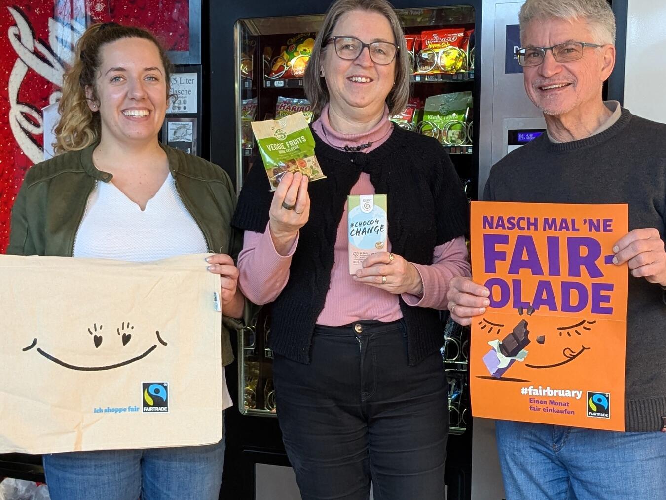 Konstantina Tsanis, Leiterin der Jugendherberge, mit Anette Artz und Klaus Wolfertz (v.l.) von der Eine-Welt-Gruppe Xanten. Foto: privat