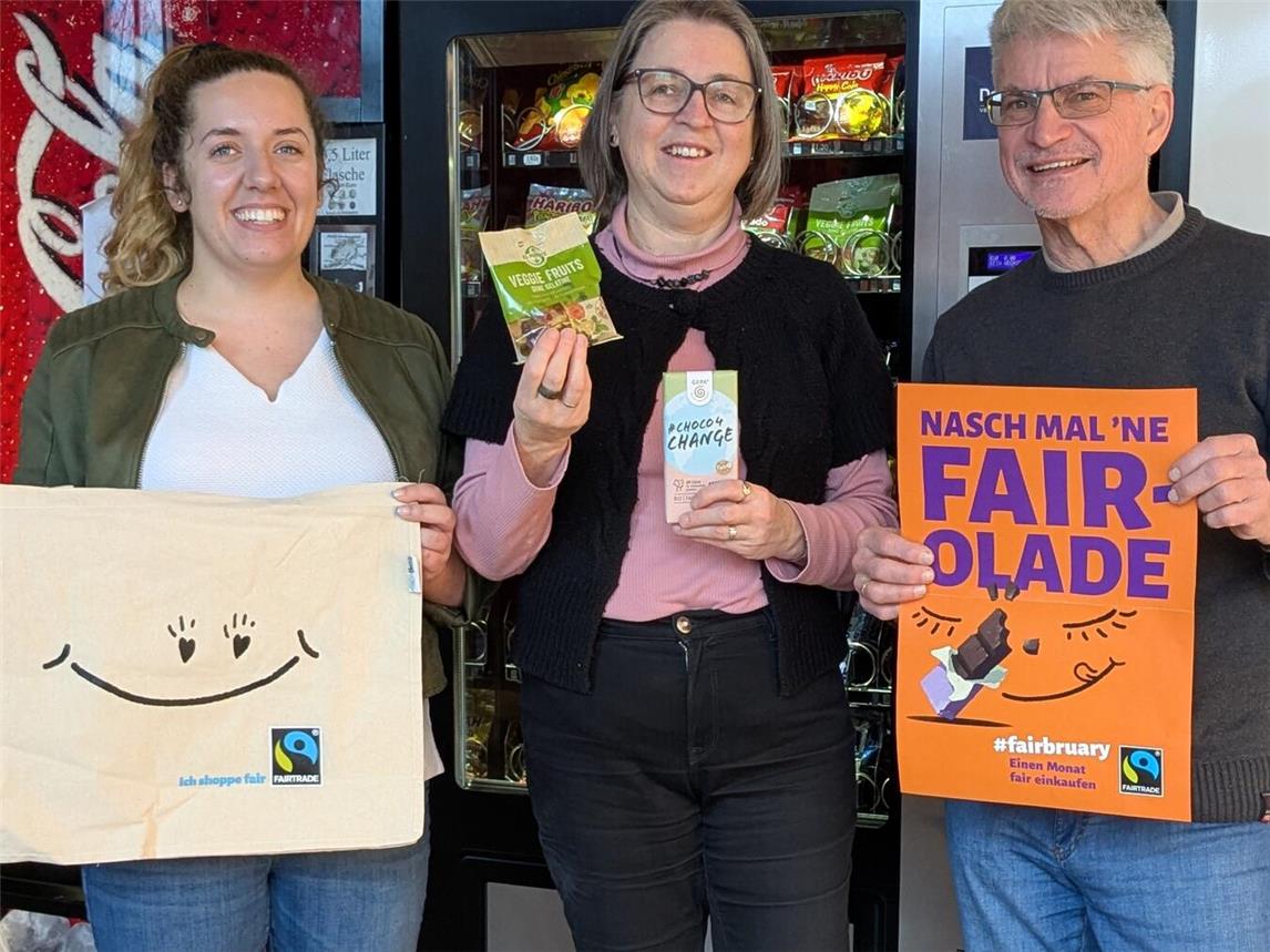 Konstantina Tsanis, Leiterin der Jugendherberge, mit Anette Artz und Klaus Wolfertz (v.l.) von der Eine-Welt-Gruppe Xanten. Foto: privat