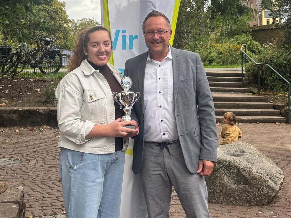 Konstantina Tsanis, Leiterin der Jugendherberge Wardt, bekam den Pokal von Xantens Bürgermeister Thomas Görtz überreicht. Foto: privat