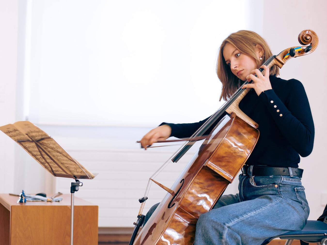 Konzentriert wird geprobt. Bei verschiedenen Konzerten stellen die Teilnehmer ihr Können dann unter Beweis. Foto: Sascha Junghenn