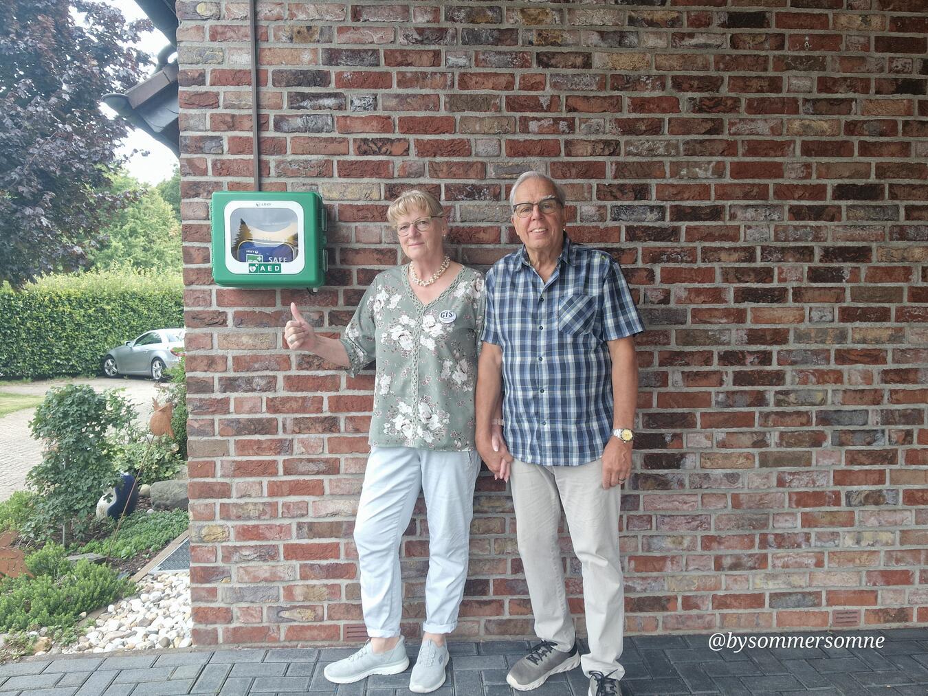 Kordula und Roland Strub mit dem AED. Foto: privat