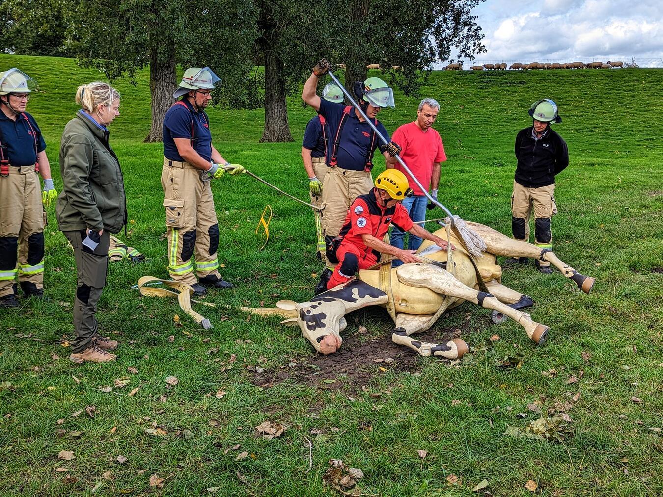 Kräfte der Feuerwehr bei der Übung des „Drehassistenten“.NN-Foto: J. Kurschatke