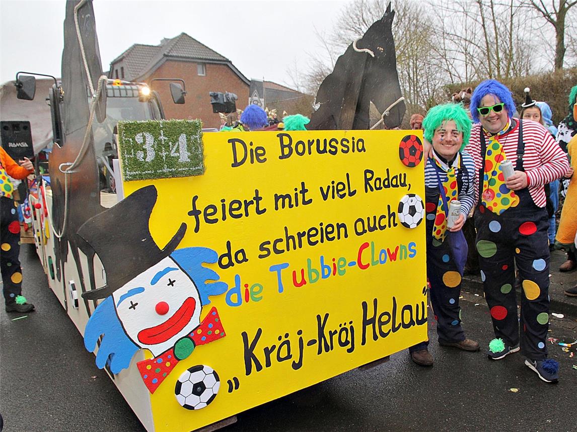 „Kräj-Kräj Helau“ heißt es auch an Rosenmontag wieder in Veen. NN-Fotos (3/Archiv): Theo Leie