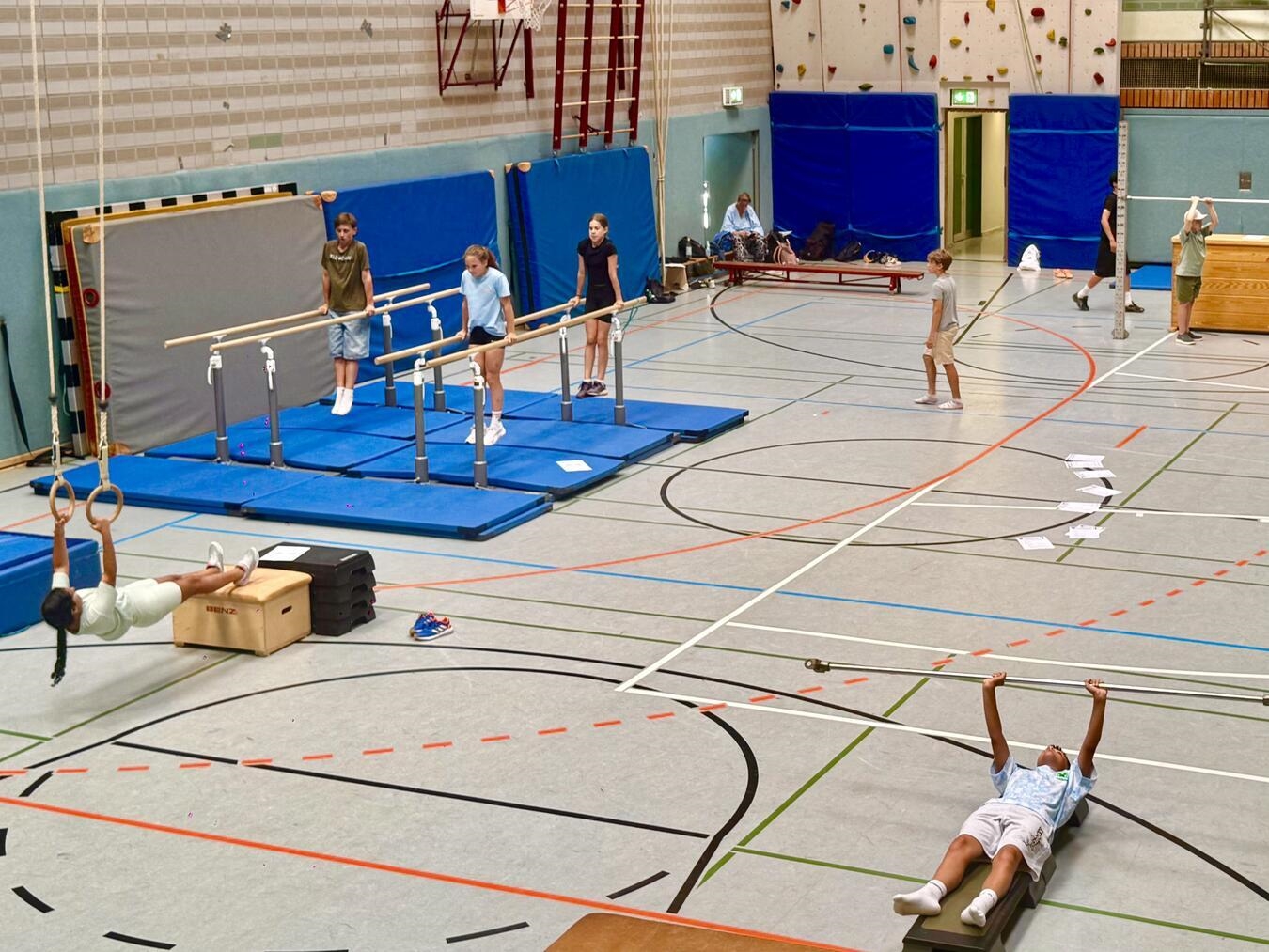 "Krafttraining und Leichtathletik für Schüler in der Turnhalle, Schulsport, Fitness, Gesundheit"