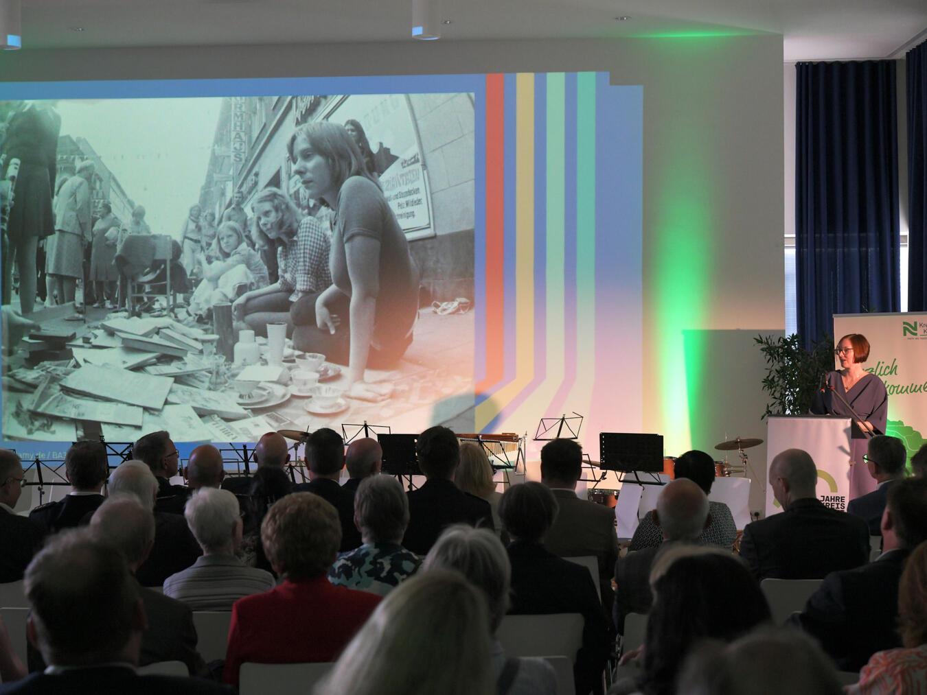 Kreisarchivarin Dr. Beate Sturm entführte ihr Publikum in das alltägliche Leben im Kreis Kleve Mitte der 1970er-Jahre. Foto: Kreis Kleve/Gottfried Evers