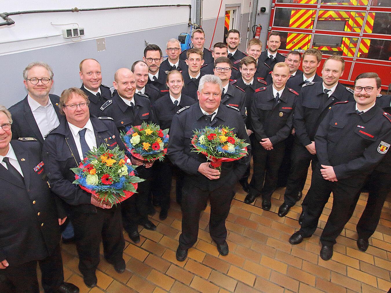 Kreisbrandmeister Reiner Gilles, Bürgermeister Paul Hoene, Manfred Hommes, Nils Emmers, Christoph Kalter, Lennart Gutsche, Sebastian Turinsky, Klaus Westermann, Marlisa Geick, Lukas Soppenberg, Jan-Luca Tomaschek, Norbert Hommes, Leon Mart, Marcel Deutzkens, Niels Brandstaedt, Justin Anderson, Jannis Verbraecken, Daniel Bouverie, Lars Brandstaedt, Marco Meis, Matthias Heyer, Sven Lockermann, Benedikt Richter und der Leiter der Feuerwehr, Sebastian Kretz (v.l.n.r.).NN-Foto: Theo Leie
