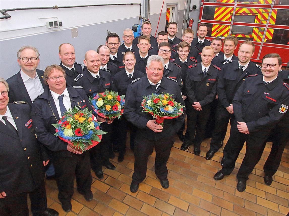 Kreisbrandmeister Reiner Gilles, Bürgermeister Paul Hoene, Manfred Hommes, Nils Emmers, Christoph Kalter, Lennart Gutsche, Sebastian Turinsky, Klaus Westermann, Marlisa Geick, Lukas Soppenberg, Jan-Luca Tomaschek, Norbert Hommes, Leon Mart, Marcel Deutzkens, Niels Brandstaedt, Justin Anderson, Jannis Verbraecken, Daniel Bouverie, Lars Brandstaedt, Marco Meis, Matthias Heyer, Sven Lockermann, Benedikt Richter und der Leiter der Feuerwehr, Sebastian Kretz (v.l.n.r.).NN-Foto: Theo Leie