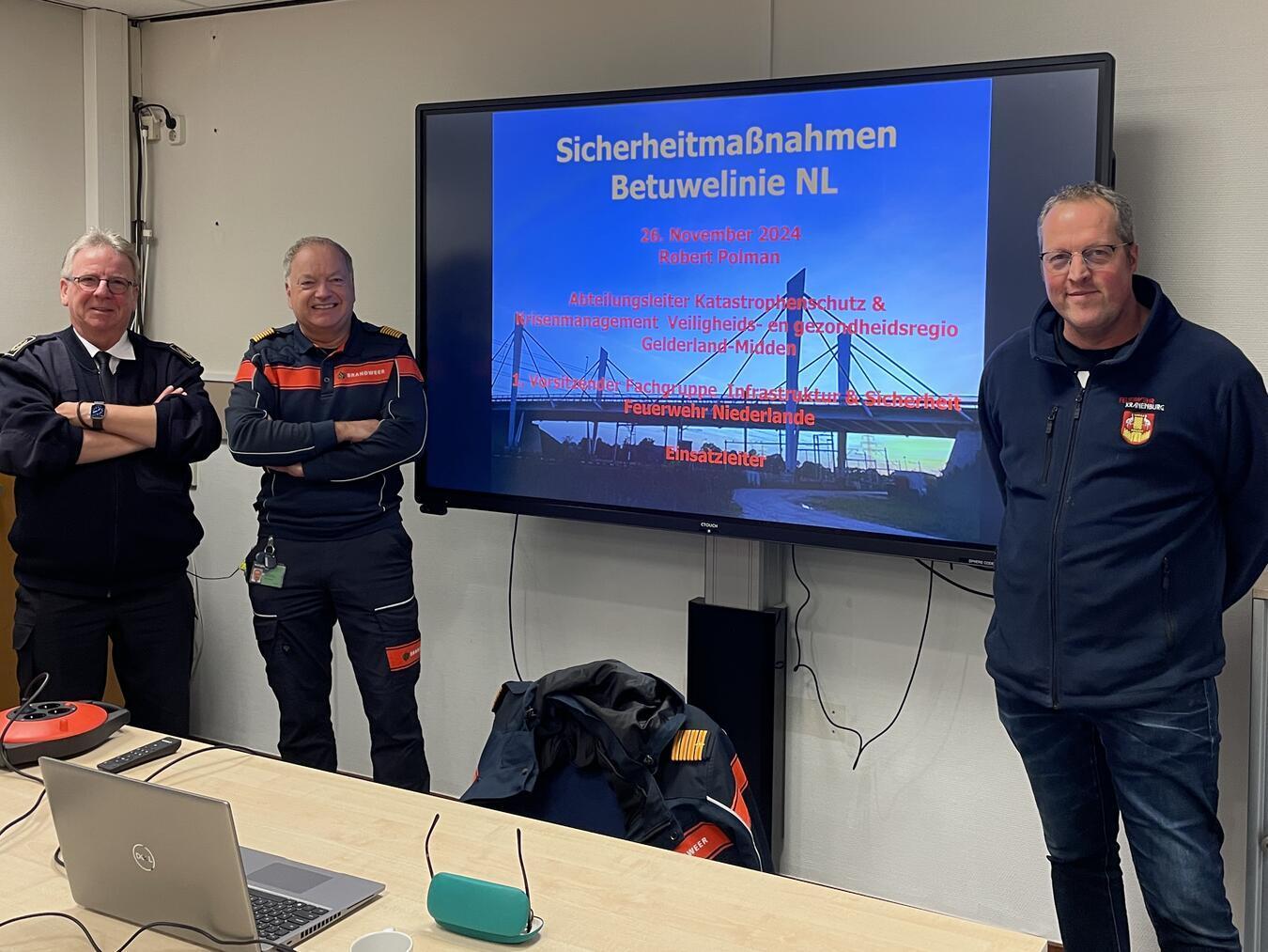 Kreisbrandmeister Reiner Gilles mit Robert Polmann und Löschgruppenführer Heiner Hebben (v.l.) bei der Vorstellung der Eckdaten der Betuwelinie. Foto: Stephan Derks