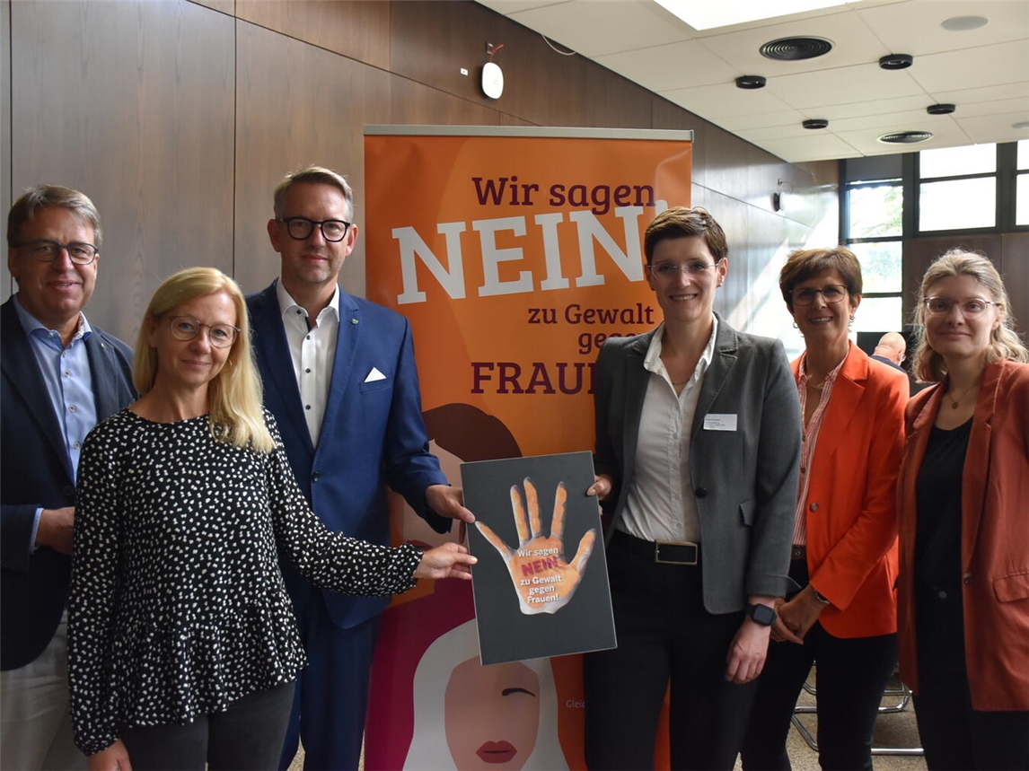 Kreisdirektor Ralf Berensmeier, Gleichstellungsbeauftragte Isabella Kubon, Landrat Ingo Brohl und die Geschäftsführerin des Runden Tischs gegen Häusliche Gewalt Anita Schubert gemeinsam mit den Referentinnen Simone Müller vom LVR und Dr. Marie- Luise Löffler von der Abteilung für Chancengleichheit der Stadt Stuttgart. Foto: Kreis Wesel