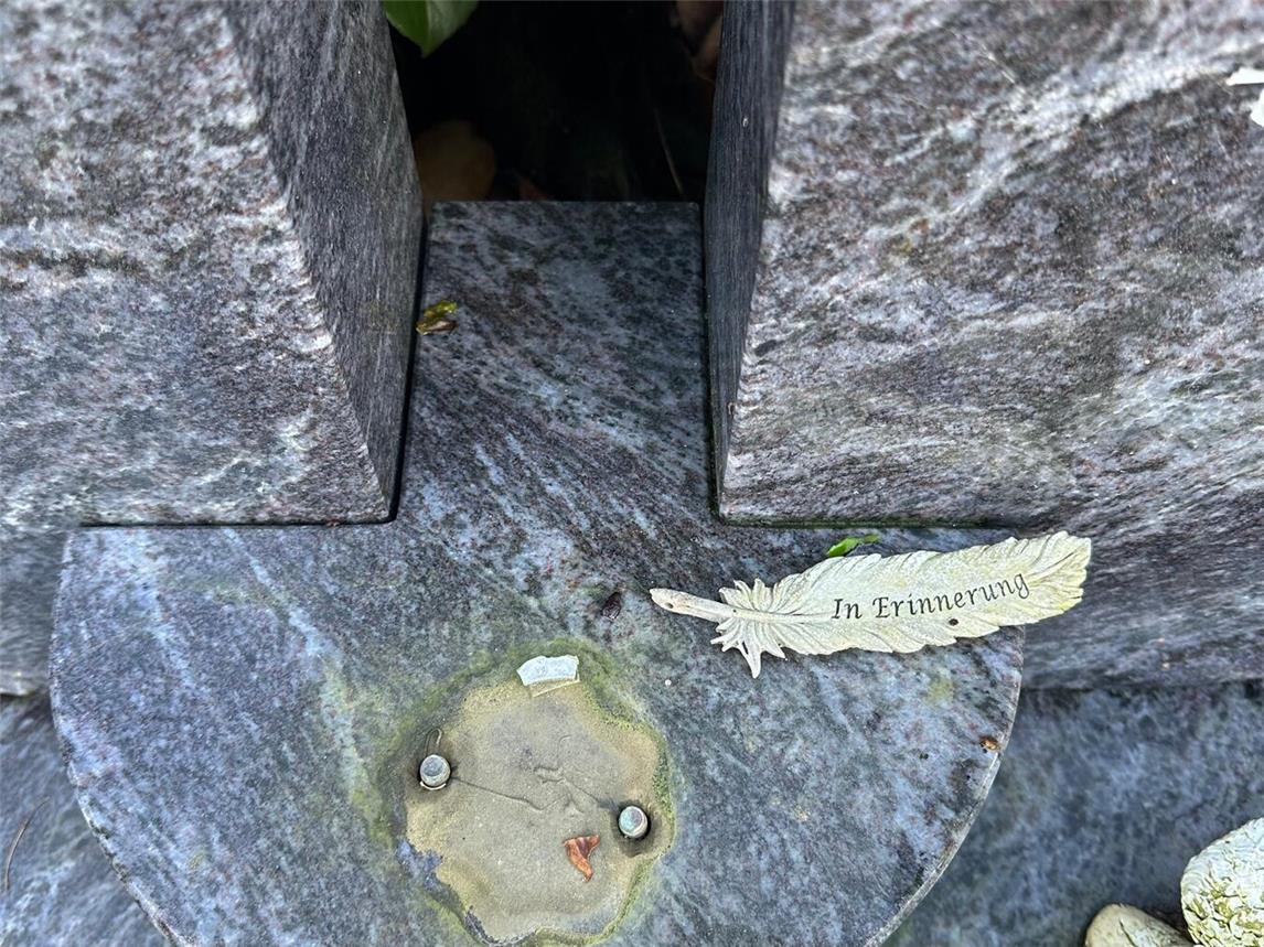 Kreuze oder Bronzefiguren auf Grabsteinen wurden von Dieben abmontiert. Foto: Stadt Geldern