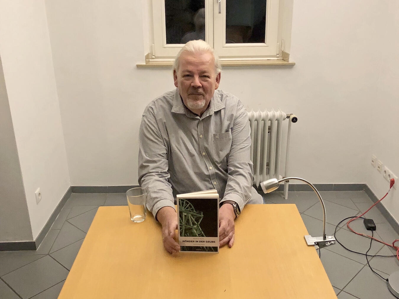 Krimiautor Erwin Kohl stellt sein neues Buch „Jede Menge Kies“ in der Stadtbücherei Rees vor. Foto: Stadt Rees